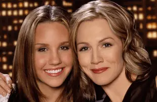 Amanda Bynes and Jennie Garth (Photo: WB/Everett Collection)