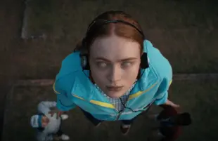 Sadie Sink listens to "Running Up That Hill" in Stranger Things (Photo: Netflix)