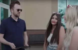 Jordan Klepper interviews MAGA supporters (Photo: Comedy Central/YouTube)