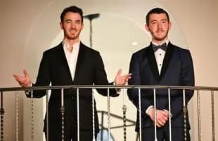 Kevin Jonas and Frankie Jonas host Claim to Fame. (Photo: ABC)