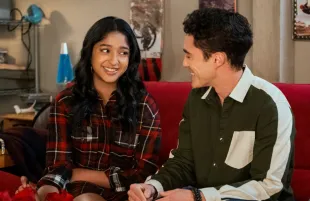 Maitreyi Ramakrishnan and Darren Barnet in Never Have I Ever (Photo: Netflix)