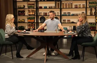 Rachael Harris, Joel McHale and Cheryl Hines in Celebrity Beef.(Photo: Becky Sapp/E! Entertainment)