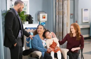 Jesse Williams, Debbie Allen, Penelope Kapudija, and Sarah Drew in Grey'ss Anatomy (Photo: ABC)