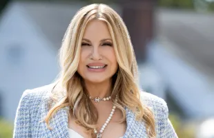 Jennifer Coolidge in The Watcher. (Photo: Netflix) 