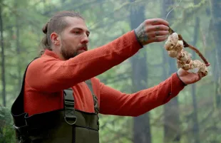 Chefs vs. Wild competitor Sammy Monsour dry ages mushrooms in the forest. (Photo: Hulu)