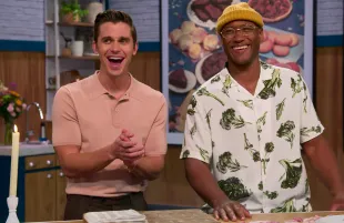 Antoni Porowski hosts Easy-Bake Battle. (Photo: Netflix)