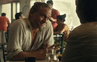 Charlie Hunnam in Shantaram (Photo: Apple TV+)