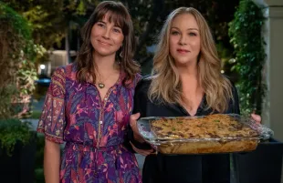 Linda Cardellini and Christina Applegate in Dead to Me. (Photo: Netflix)