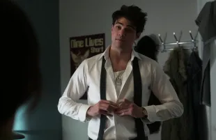 Noah Centineo puts his shirt back on in The Recruit (Photo: Netflix)