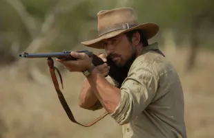 Brandon Sklenar takes aim on 1923 (Photo: Emerson Miller/Paramount+)