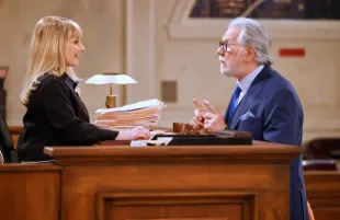 Melissa Rauch and John Larroquette in Night Court (Photo: Jordin Althaus/NBC)