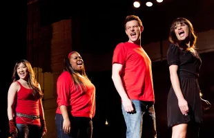 Jenna Ushkowitz, Amber Riley, Cory Monteith, and Lea Michele on Glee. (Photo: Everett Collection)