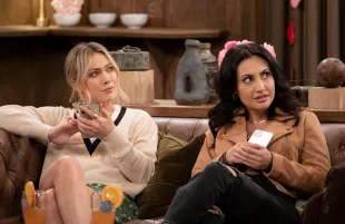 Sophie (Hilary Duff) and Valentina (Francia Raisa) in How I Met Your Father (Photo: Hulu)
