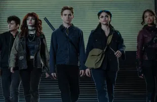 Tyler DiChiara, Olivia Rose Keegan, Oscar Morgan, Fallon Smythe, Navia Robinson in Gotham Knights (Photo: The CW)