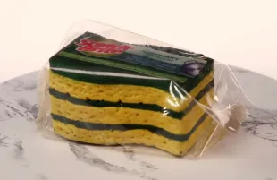 A sponge cake (get it?) on Stab That Cake! (Photo: Discovery+)