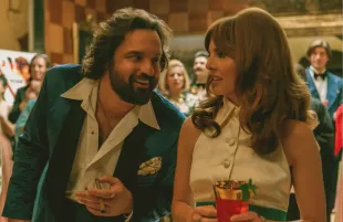 Dad (Jake Johnson as Doug) and Mom (Ophelia Lovibond as Joyce) are fighting again in Minx Season 2. (Photo: Starz)