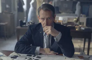 Ben Mendelsohn in The New Look (Photo: Apple TV+)
