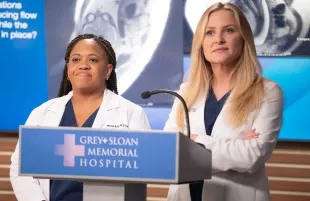Chandra Wilson and Jessica Capshaw in Grey's Anatomy (Photo: ABC)