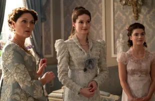 Ruth Gemmell, Hannah Dodd, and Florence Hunt in Bridgerton (Photo: Liam Daniel/Netflix)