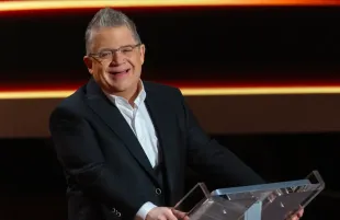Patton Oswalt hosts The 1% Club (Photo: Amazon Studios)