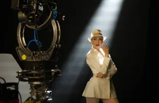 Jennifer Lopez has sustained facial injuries while rehearsing for the AMA (Source: Everett Collection)