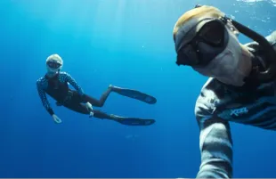 SHARK WHISPERER, from left: Ocean Ramsey, Juan Oliphant, 2025. © Netflix /Courtesy Everett Collection