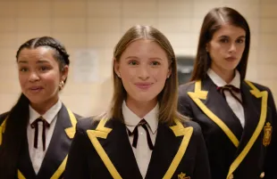 OVERCOMPENSATING, from left: Alexandra Beaton, Kaia Gerber, Claire Qute, 'Boom Clap', (Season 1, ep. 104, aired May 15, 2025). photo: ©Amazon/MGM Studios / Courtesy Everett Collection