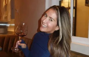 Kat Ensign posing for a picture (Image via Insatgram/@katfoodsf)