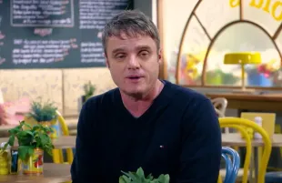 Damien Richardson on the Neighbours Q&A show (Image via YouTube/@Neighbours Official Channel)