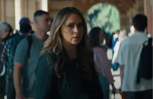 Jennifer Love Hewitt in I Know What You Did Last Summer (Image via YouTube/@Sony Pictures Entertainment)