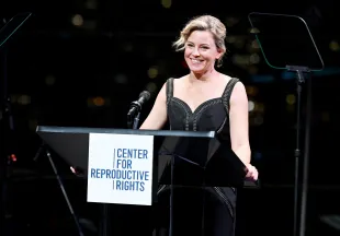 Press Your Luck host Elizabeth Banks (Image via Getty)