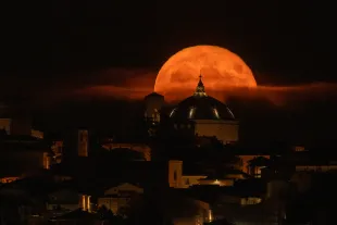 A sturgeon Super Moon rising behind San Bernardino church dome in L'Aquila (Abruzzo, Italy), on august 12, 2022. August full moon is the last supermoon of  2022. (Photo by Lorenzo Di Cola/NurPhoto via Getty Images)