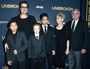 Brad Pitt with his parents, Jane and Willian, and three of his children (Image via Getty)