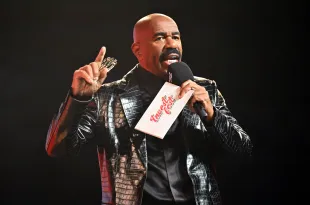 Celebrity Family Feud host Steve Harvey (Image via Getty)