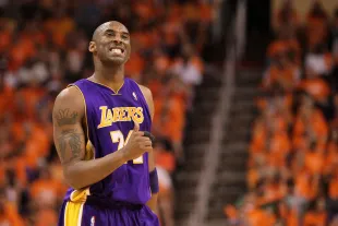 Kobe Bryant playing against the Phoenix Suns in 2010 (Image via Getty)