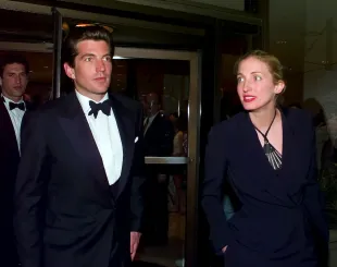 JFK Jr. and his wife, Carolyn Bessette-Kennedy in 1999 (Image via Getty)