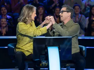 Helen Hunt and Dan Bucatinsky on Who Wants to Be a Millionaire (Image via Instagram/@millionairetv)