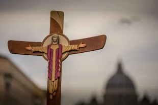 Jubilee year pilgrims carry a cross on the via della Concillazione leading to the Vatican and St. Peter's Basilica, on March 07, 2025 in Rome, Italy. (Photo by Christopher Furlong/Getty Images)