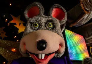 The "Chuck E. Cheese" animatronic at the Chuck E. Cheese pizza center in Northridge (Image via Getty)