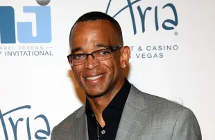 ESPN sportscaster Stuart Scott arrives at the 13th annual Michael Jordan Celebrity Invitational gala at the ARIA Resort & Casino at CityCenter on April 4, 2014 in Las Vegas, Nevada.  (Photo by Ethan Miller/Getty Images for Michael Jordan Celebrity Invitational)