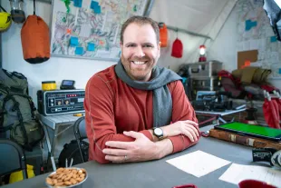 Television producer, author, and actor Josh Gates (Image via Getty)