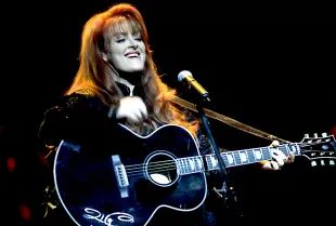 Wynonna Judd performing onstage, Chicago, Illinois, April 17, 1996 (Image via Getty)