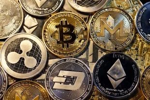 Taylor Thomson and her friend were advised by their respective psyhics to invest in crypto (Image via Getty)