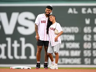 Bryan Arenales and Amaya Espinal of Love Island season 7 pose for a picture beforea game between the Kansas City Royals and the Boston Red Sox (Image via Getty)