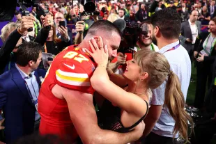 LAS VEGAS, NEVADA - FEBRUARY 11: Travis Kelce #87 of the Kansas City Chiefs celebrates with Taylor Swift after defeating the San Francisco 49ers 25-22 in overtime during Super Bowl LVIII at Allegiant Stadium on February 11, 2024 in Las Vegas, Nevada. (Photo by Ezra Shaw/Getty Images)