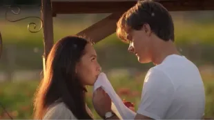 Belly (Lola Tung) and Conrad (Christopher Briney) in The Summer I Turned Pretty. Photo: ©Prime Video / Amazon MGM Studios ,Courtesy Prime Video.