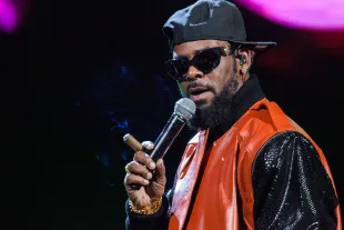 NEW YORK, NY - SEPTEMBER 25:  R Kelly performs onstage during his 'R Kelly In Concert' tour at Barclays Center of Brooklyn on September 25, 2015 in the Brooklyn borough of New York City.  (Photo by Santiago Felipe/WireImage)