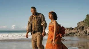 Jason Momoa as Ka‘iana and Luciane Buchanan as Ka‘ahumanu in Chief of War. Image via Apple TV+.