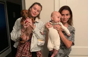 Hilaria Baldwin with Ireland Baldwin (image via Instagram/@irelandirelandireland)