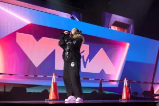ELMONT, NEW YORK - SEPTEMBER 05: Lola Young performs during the 2025 MTV Video Music Awards - Rehearsals at UBS Arena on September 05, 2025 in Elmont, New York. (Photo by Mike Coppola/Getty Images for MTV)